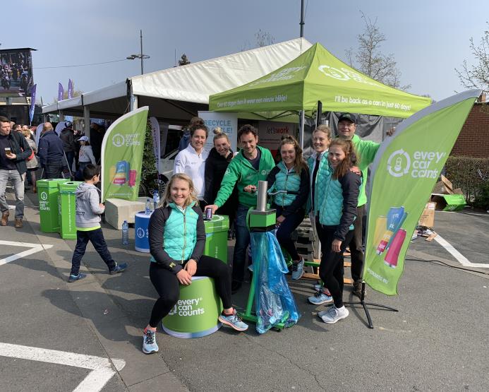 Every Can Counts Benelux op de afspraak bij de Vlaamse wieler-klassieker Gent-Wevelgem met een oproep aan allen: recycle elk blikje!